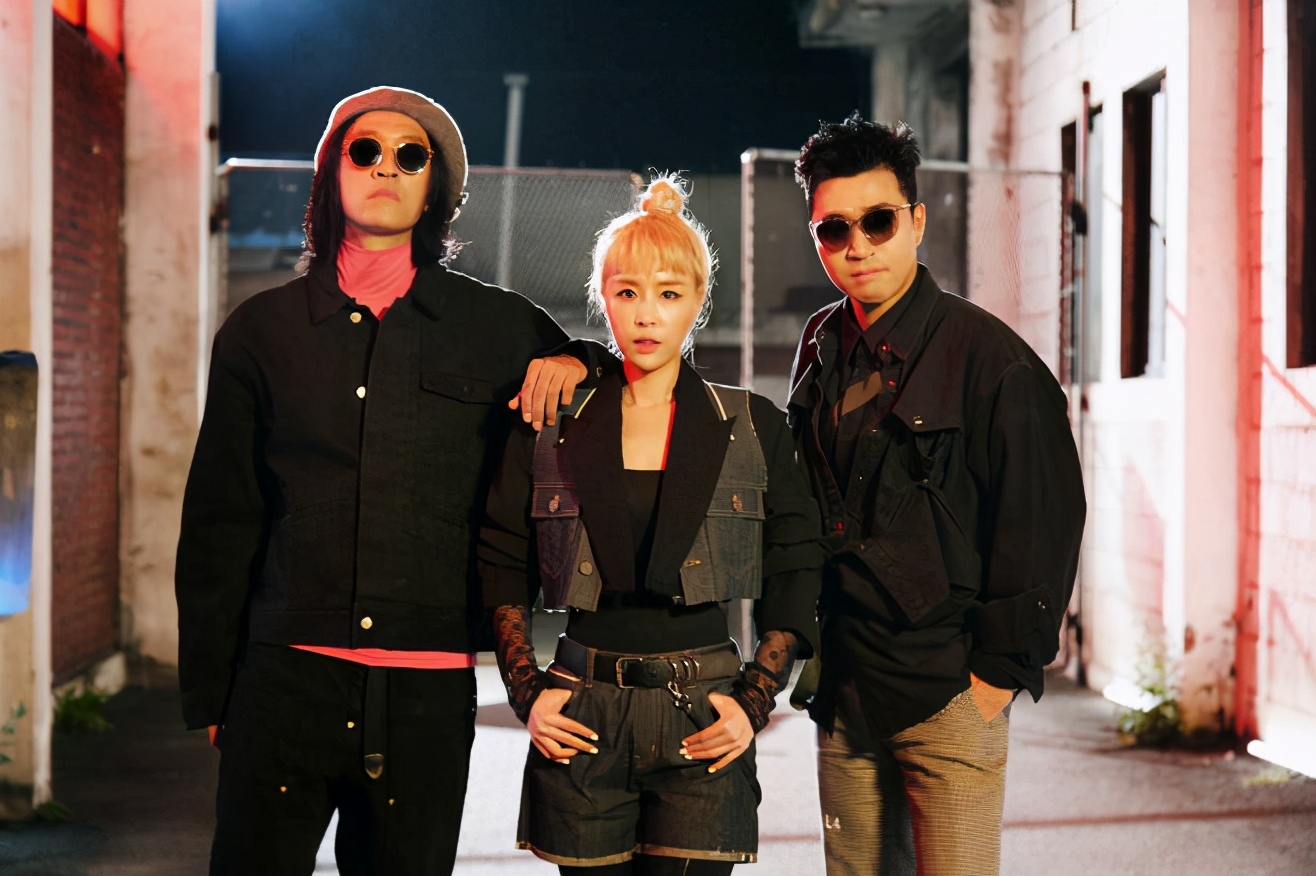 作为韩国本土活动最久的男女混合组合,高耀太在k-pop歌坛历史上的地位