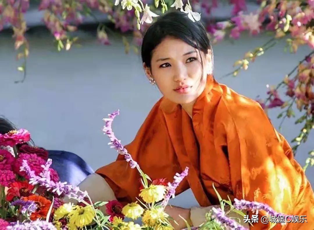 不丹王后被国王冷落，独抱两儿子很孤单，错看