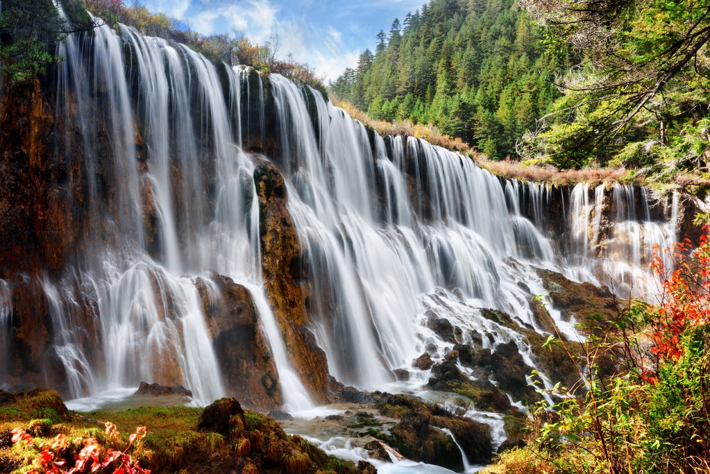 诺日朗瀑布是中国大型钙化瀑布之一，也是中国最宽的瀑布