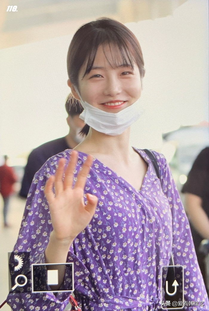 申艺恩身穿华丽连衣裙，展示少女般的气质，向