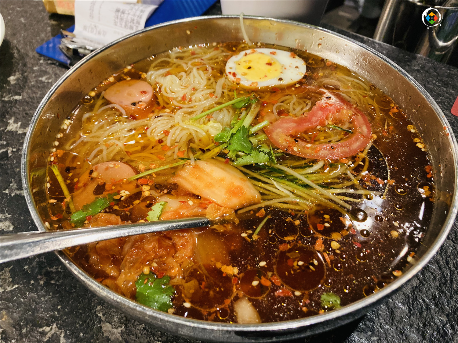 在重庆烤肉店里吃蚕蛹，老板不小心说漏嘴：我自己从来不吃