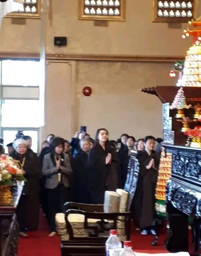 53岁王祖贤近况接地气！被偶遇排队买奶茶，美到人群中一眼看见