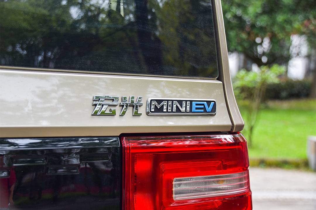 又一爆款诞生，买顶配不到四万，体验五菱宏光MINI EV