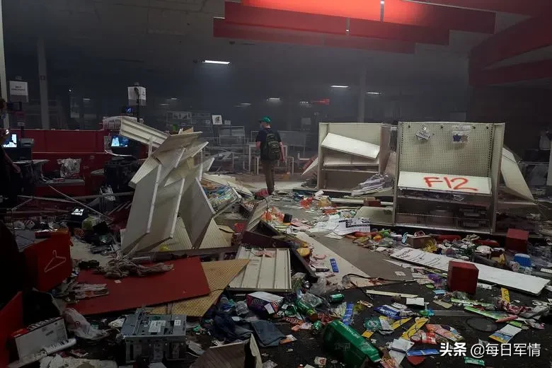 打砸抢烧乱成一锅粥，老美还四处秀肌肉！真的