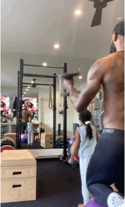 詹皇深夜抱獎杯不撒手！ 家中赤膊訓練太拼了，5歲女兒陪練好暖心