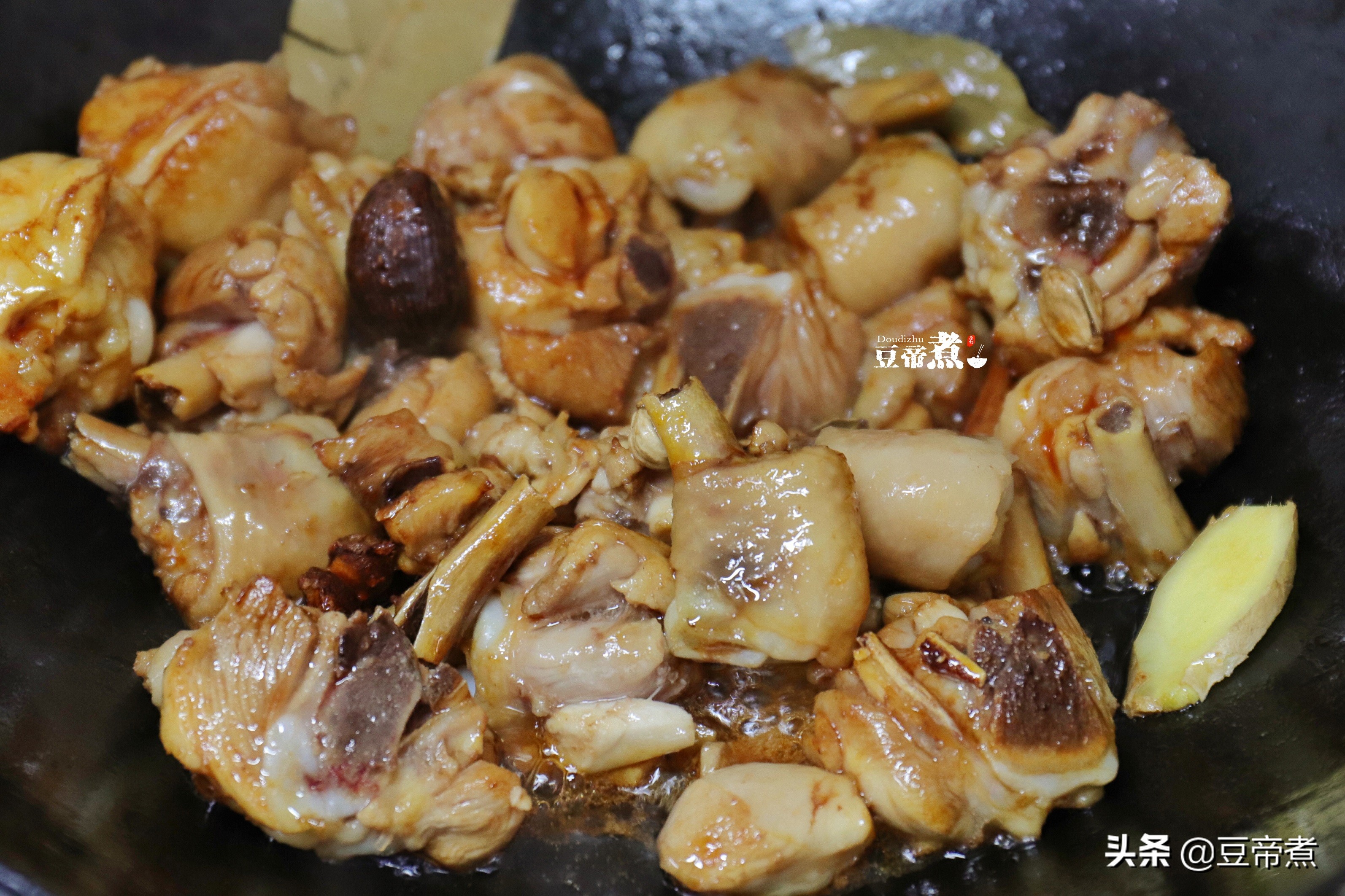 老妈说油炸鸡腿上火还易胖，不如和土豆一起炖，盖饭饭香