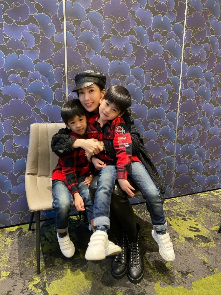 林志穎老婆與友人聚餐，5歲雙胞胎兒子個子高，比Kimi還帥