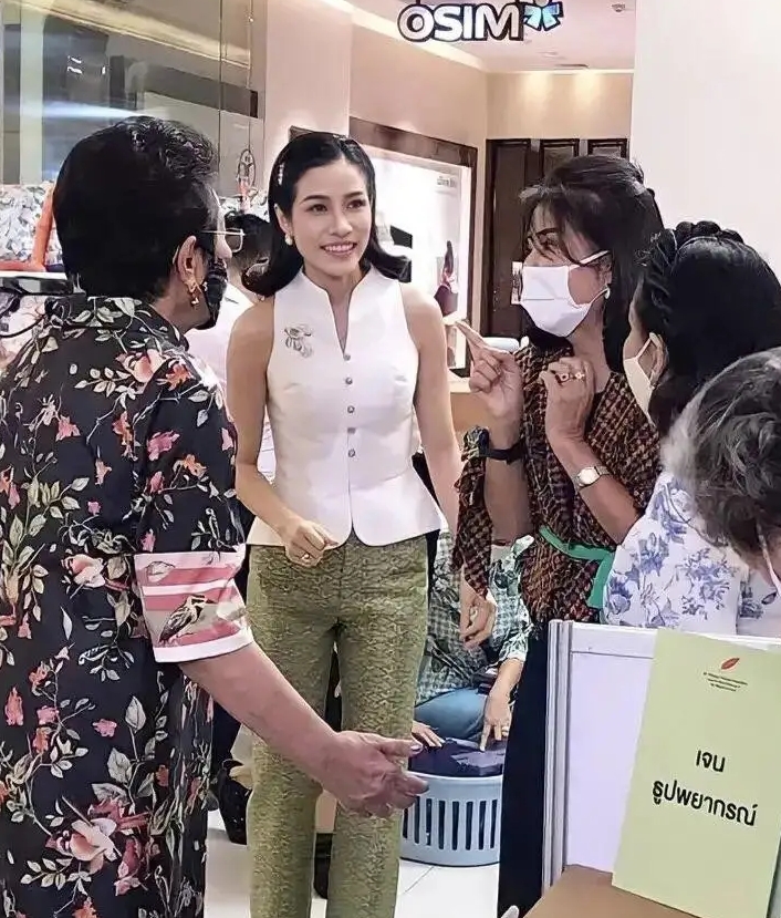 泰国“甄嬛”宠冠六宫！跪地上挑选礼服，泰王