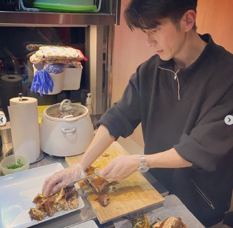 賈靜雯曬照為老公慶生，專門放一家五口照，我卻被戴眼鏡咘咘美到