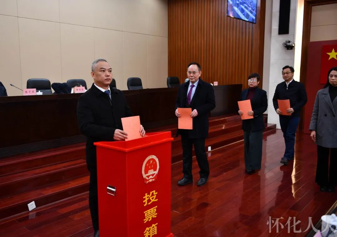 ​市五届人大常委会举行第四十次会议
