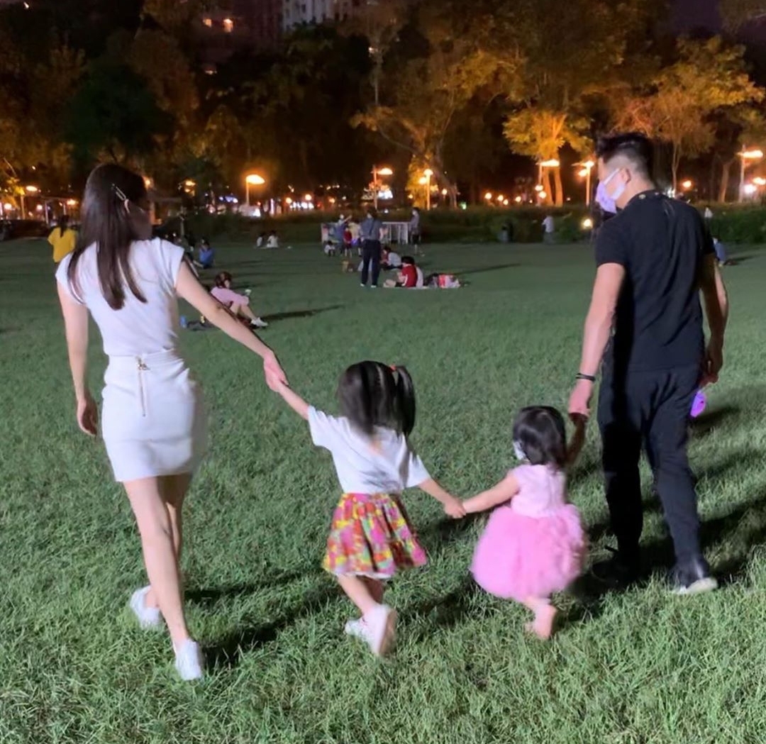 郭富城曬全家福慶祝55歲生日，方媛母女三人齊獻吻，幸福感爆棚