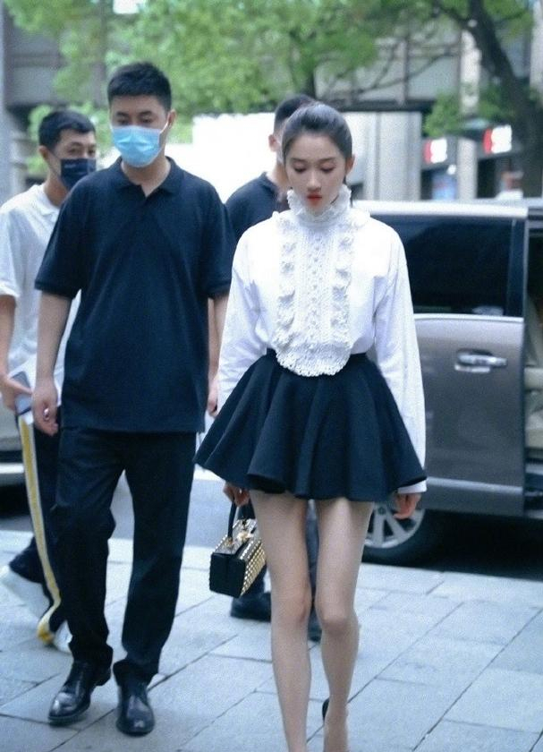 关晓彤还嫌腿不够长？穿超短裙脚踩12cm细高跟，“铅笔腿”真长脸
