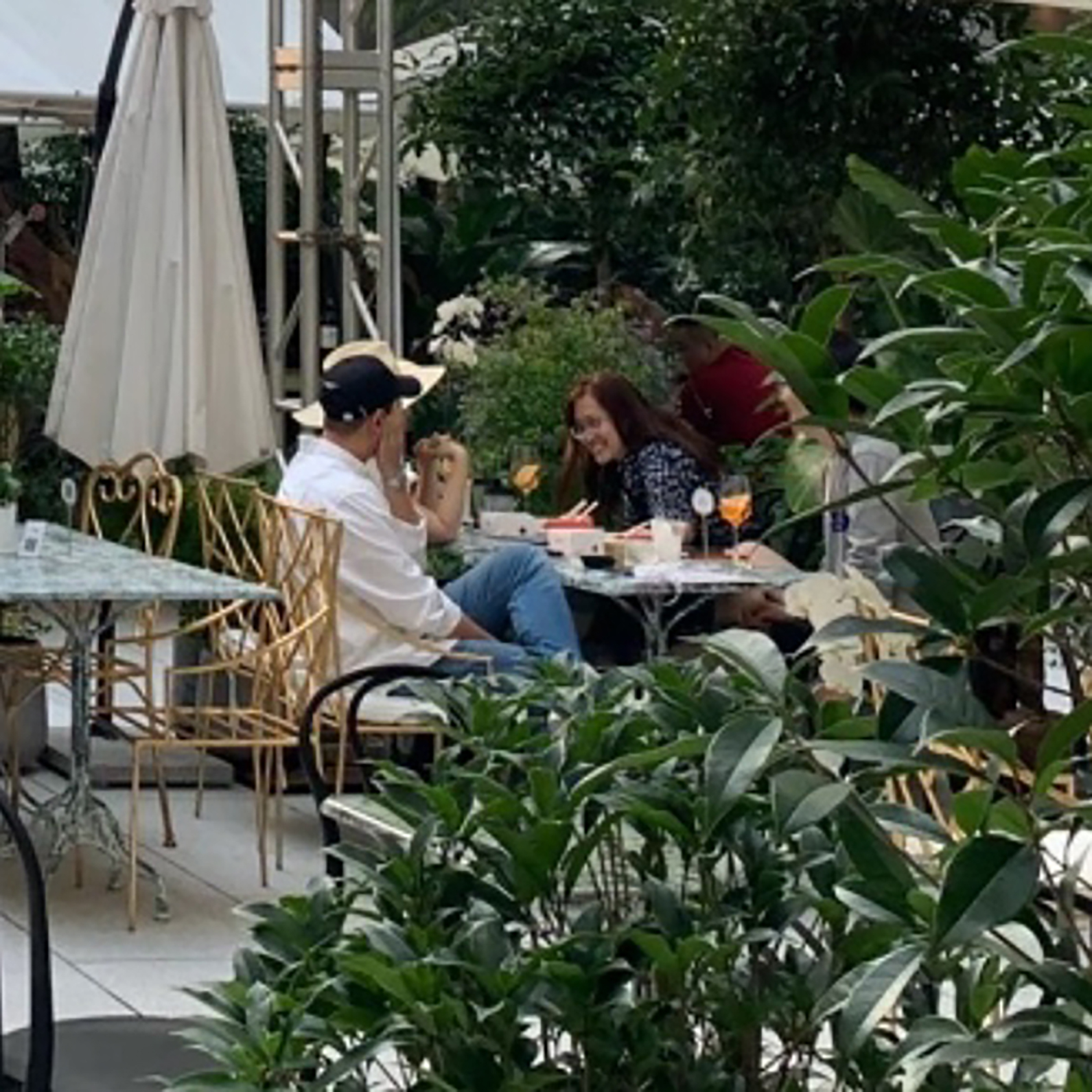 偶遇杜江夫妇会友，霍思燕一身香风打扮优雅贵气，被赞肤白有气质