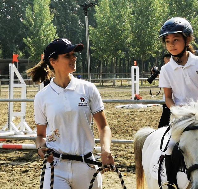 劉燁妻子曬女兒九歲生日照，雙眼有神皮膚黑，一對兔牙搶鏡