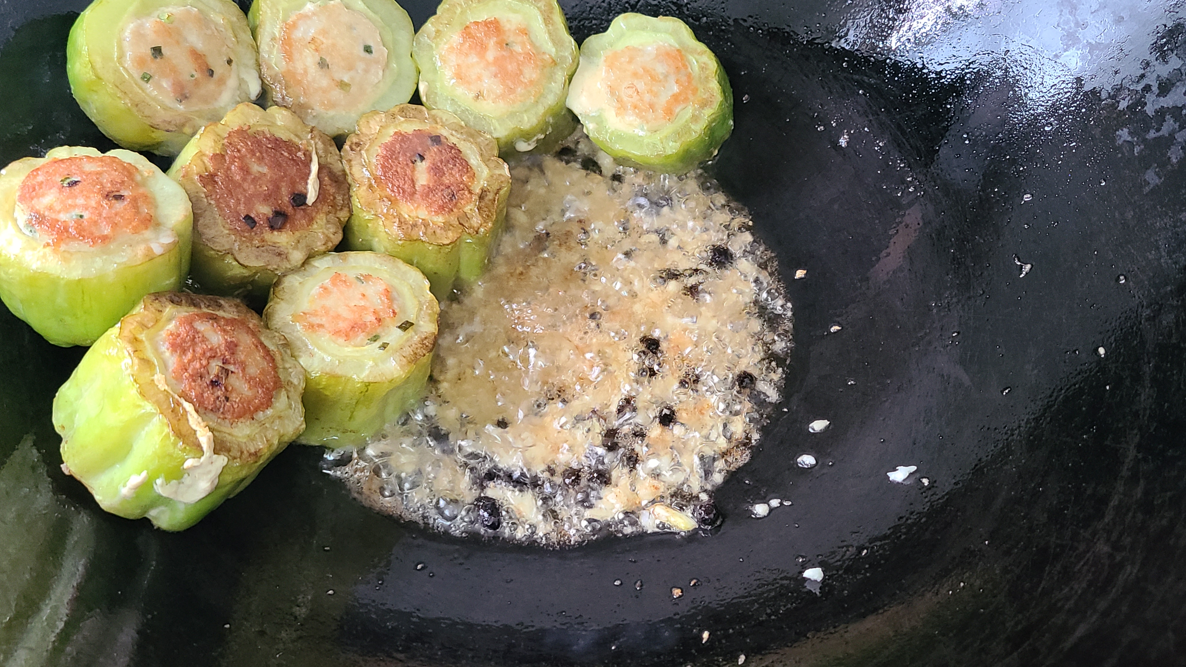 天氣這麼熱，教你一道廣東常見的釀苦瓜，香濃美味，好吃簡單