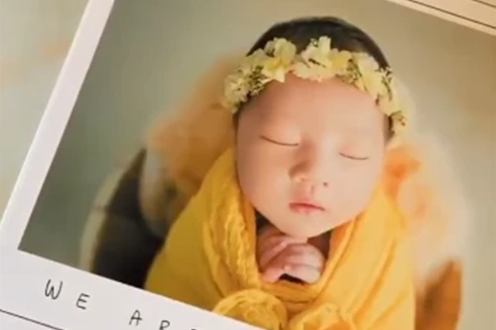 李亞男分享二女兒滿月照，小寶貝神似爸爸王祖藍，簡直是完美復刻