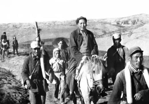 毛泽东唯一一次战场开枪，从贺子珍手上接枪带