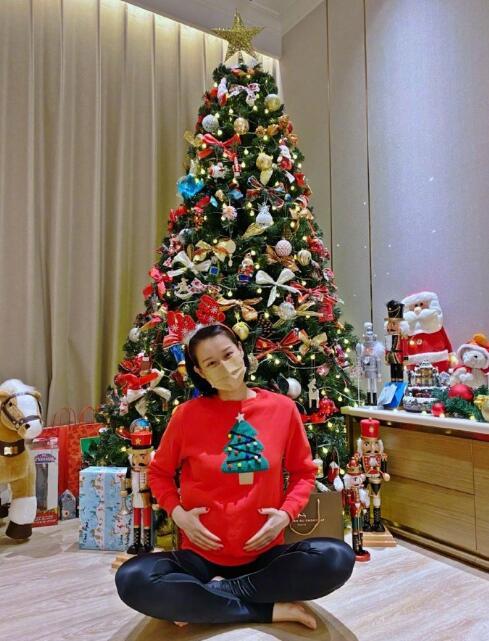 恭喜！胡杏儿手捧孕肚宣布怀上三胎，婚后四年抱三速度迅猛