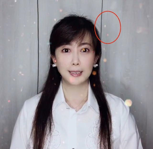 50岁孟庭苇罕晒近照，满头乌发肌肤白皙似少女，