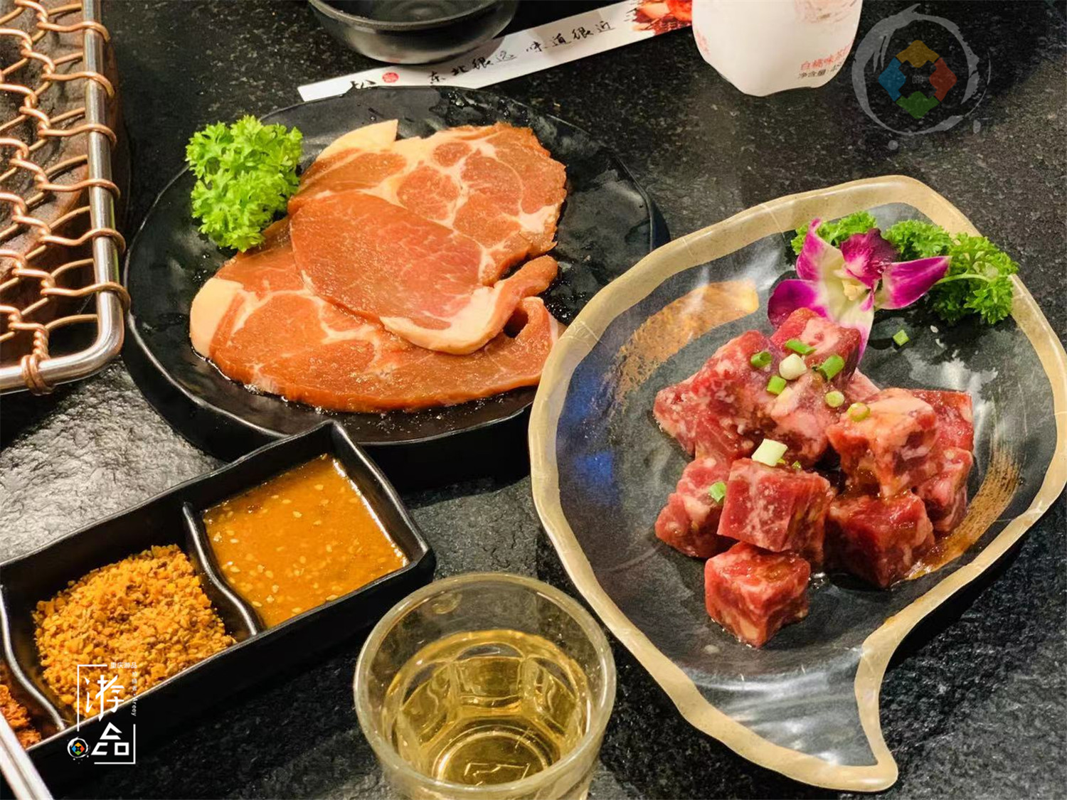 来历不明的东北烤肉，需要蘸着麻酱吃，重庆人纷纷表示拒绝