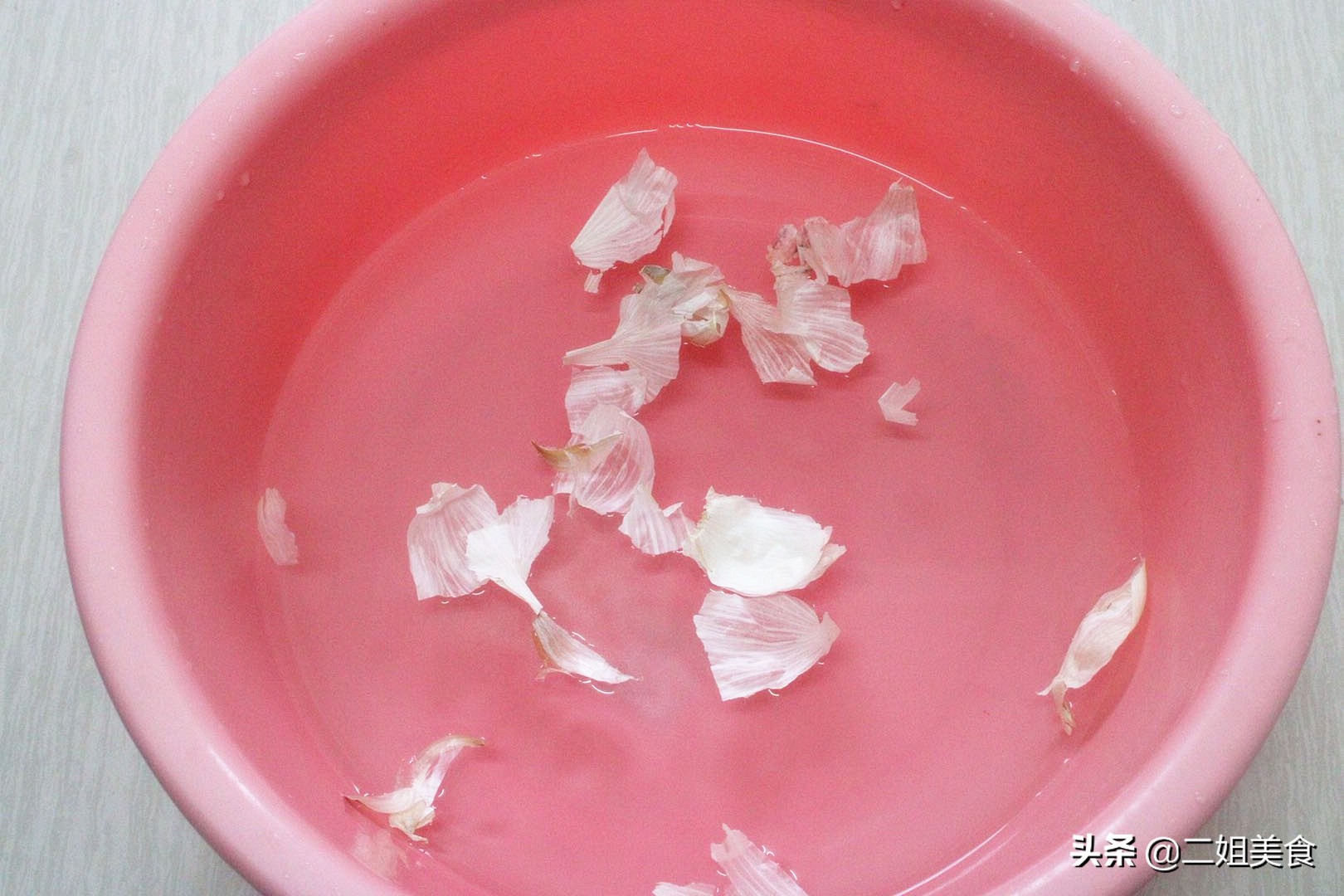 大蒜皮是好宝贝，别再扔掉了，教您大蒜皮的3个用法，简单实用