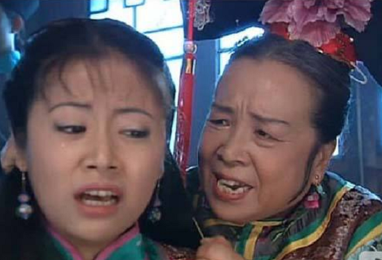 她被儿子带进娱乐圈，因出演老太太瞬间走红，