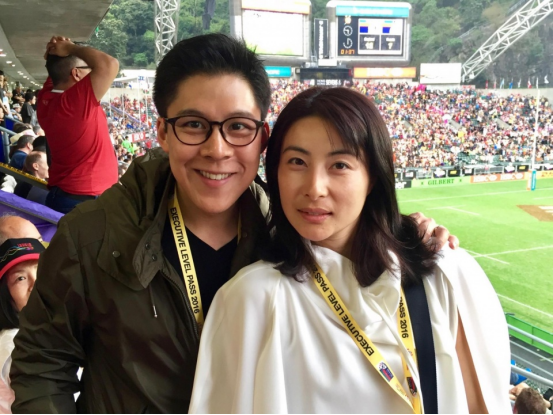 郭晶晶仍然有一颗童心，比心与俩奥运冠军合影，画面真挺治愈的