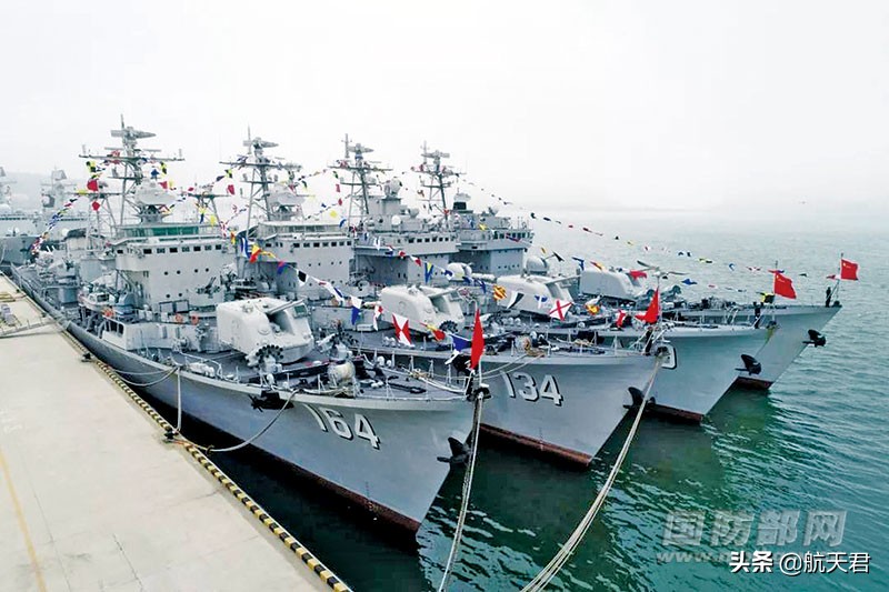 最后一艘051驱逐舰退役！17吨黄金换一艘战舰的日子，一去不返