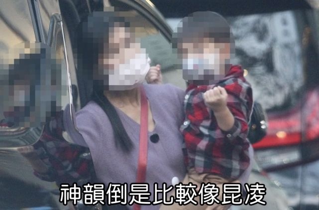 周杰倫衣服上奶茶圖案太逼真，兒子假裝用吸管品茶，畫面詼諧有趣