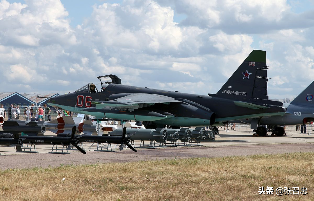 苏-25突然“走火”，险些击中法军运输机丨图说