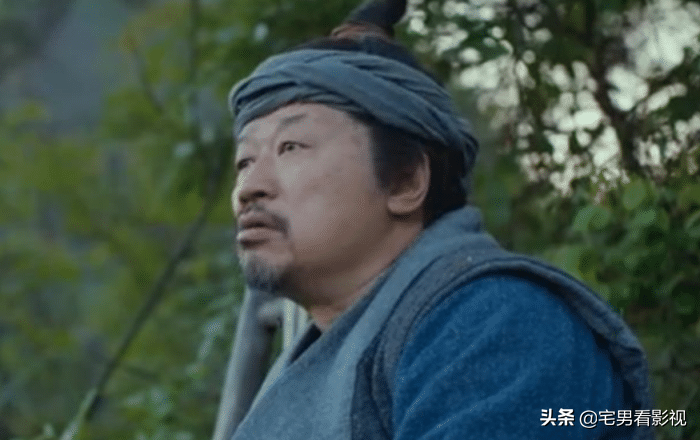 他捧红了靳东和王凯，自己却偏爱跑龙套，网友：不务正业