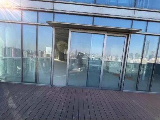 她1.5亿的豪宅里，放不下两张婴儿床