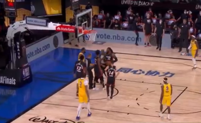 開場夢遊下半場爆發！詹姆斯砍28分不停被撂倒，對手頻頻大動作犯規也攔不住！（影）-黑特籃球-NBA新聞影音圖片分享社區