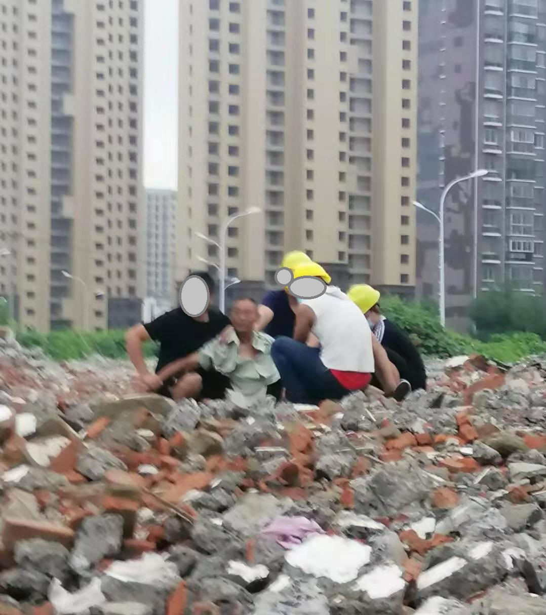 合肥七旬老人遇强拆，被4人摁地殴打，8根肋骨骨