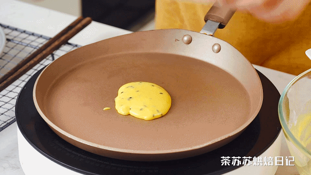 3個雞蛋加碗麵粉！ 攪和攪和，輕鬆一烙，酥脆的蛋捲就出來了