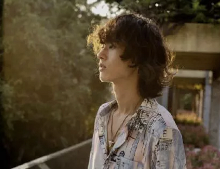 胡宇桐|《明日之子》选手胡宇桐被担架抬进救护车 曾捂着心脏痛哭站都站不稳