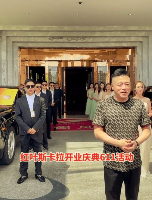四次拒绝赵本山，转身拜了潘长江为师，当年的