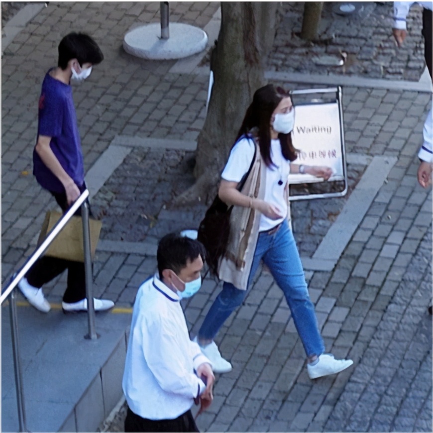 袁咏仪让儿子陪逛街，魔童身高赶上妈妈还模仿张智霖全程伺候靓靓