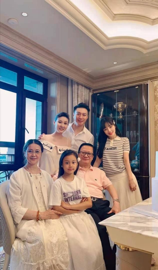 李小璐祖孙三代过父亲节，65岁母亲罕露面，明星爸爸穿粉衣戴名表