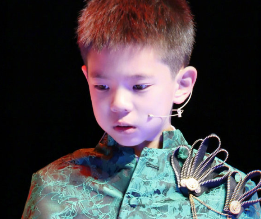 霍思燕支持兒子演出，原相機下的嗯哼成亮點，這長相帥到路人