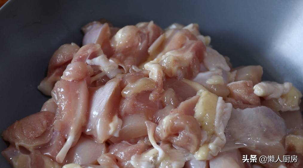 炸鸡裹面包糠不好吃，试试我这种做法，外酥里嫩，配九层塔吃着香