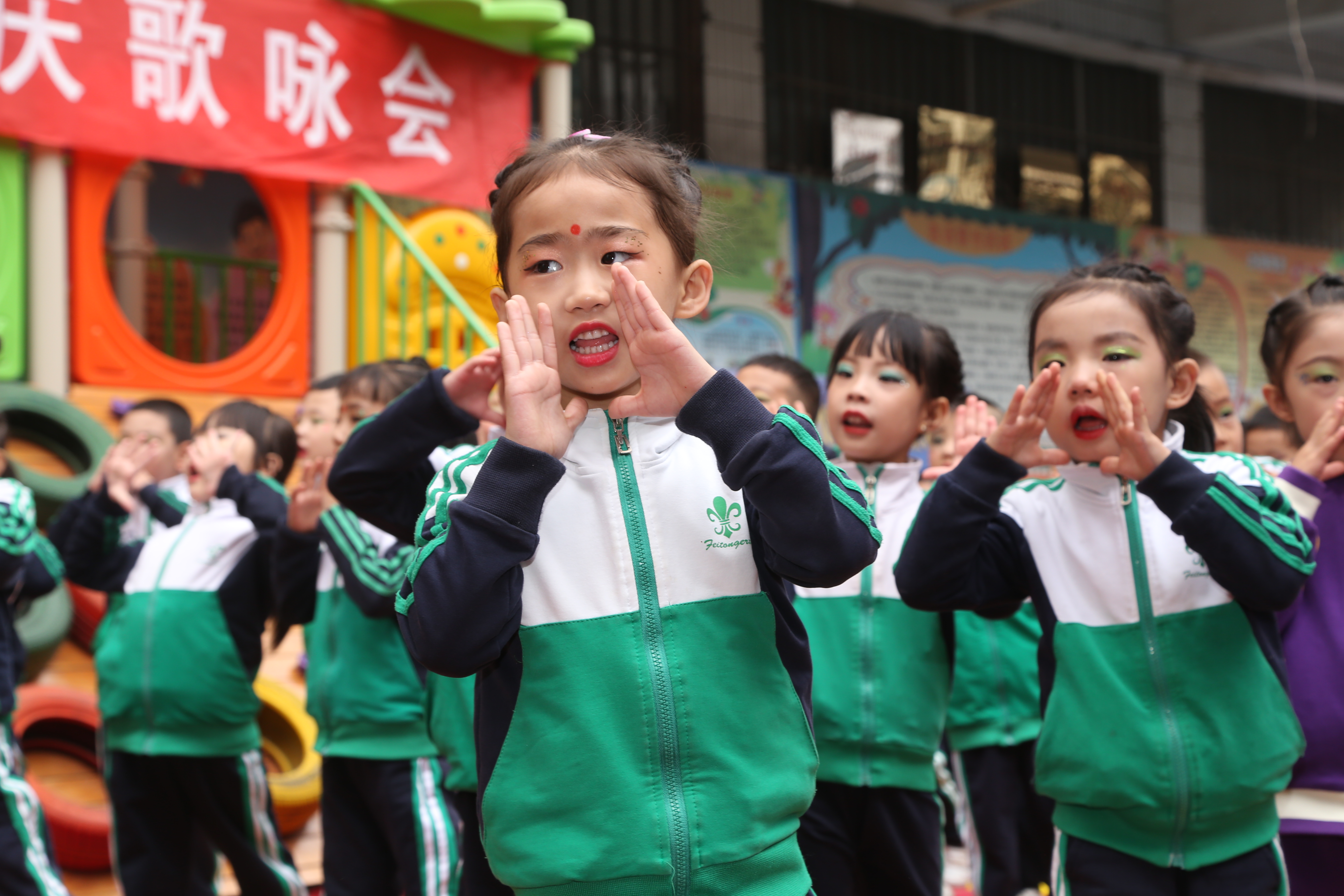 平凉银星艺术幼儿园举办歌咏汇演迎“双节”