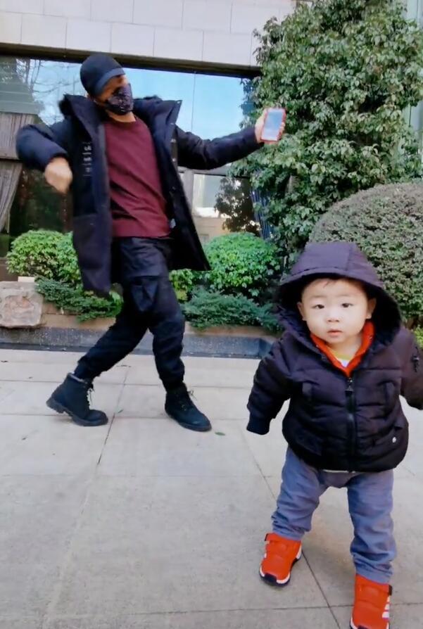 张晋带儿子出镜，鱼蛋眼神呆萌，不动抢到C位，张晋满眼都是儿子