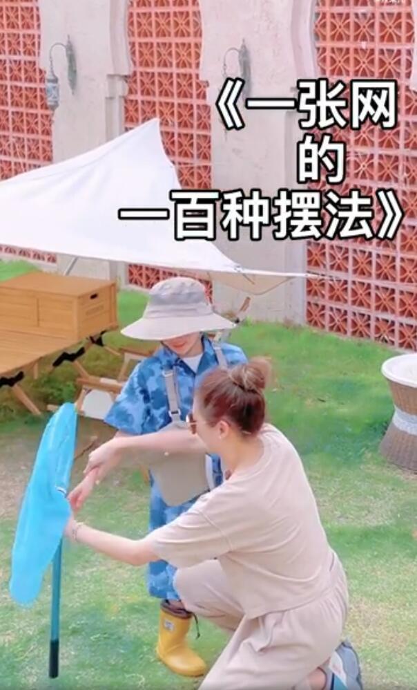 应采儿陪儿子拍大片，亲自指导还跪地帮整理衣服，Jasper乖巧配合