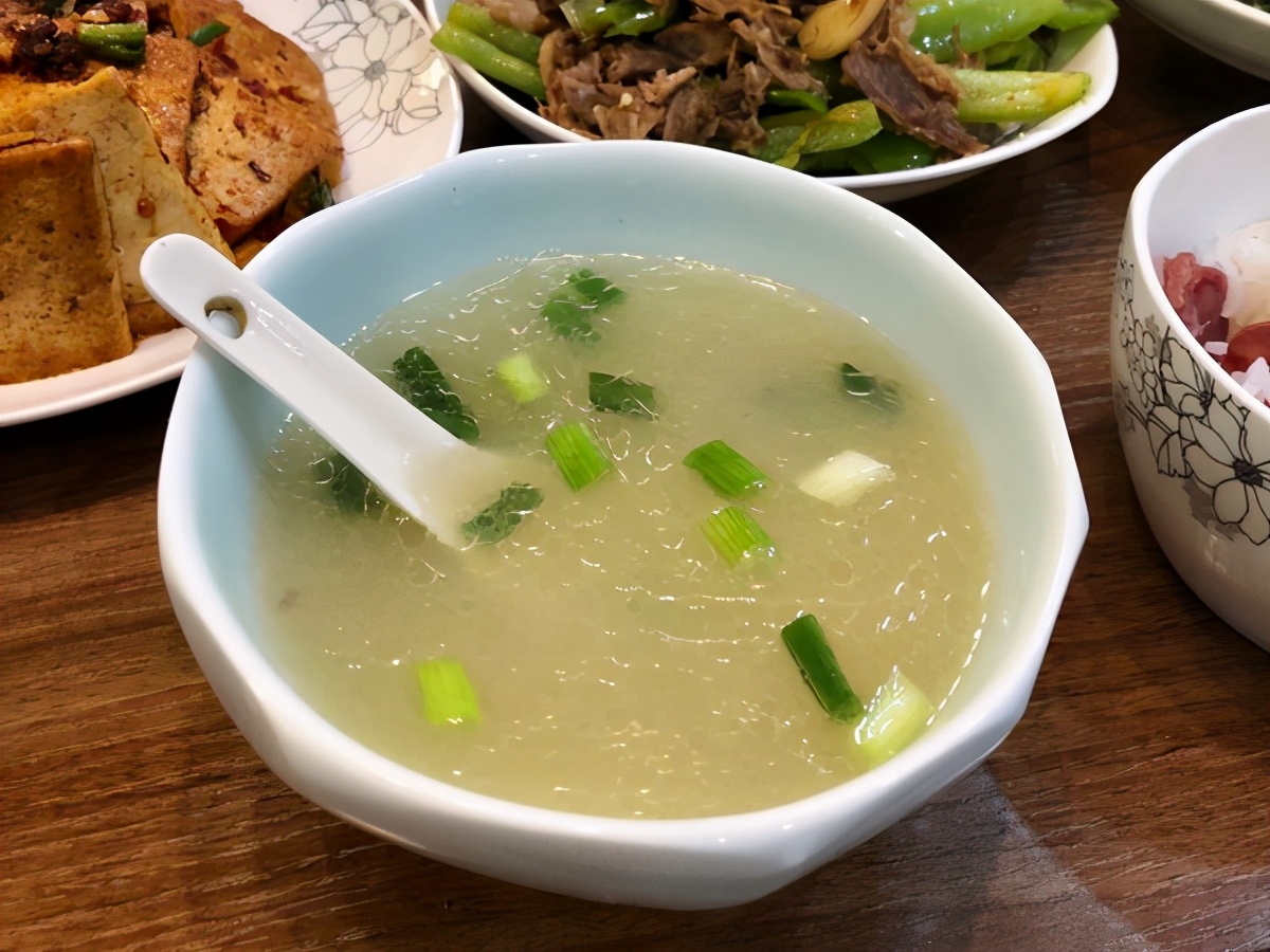 燉骨頭湯，牢記“2放3不放”，骨湯濃白鮮美，入口不油膩還沒腥味