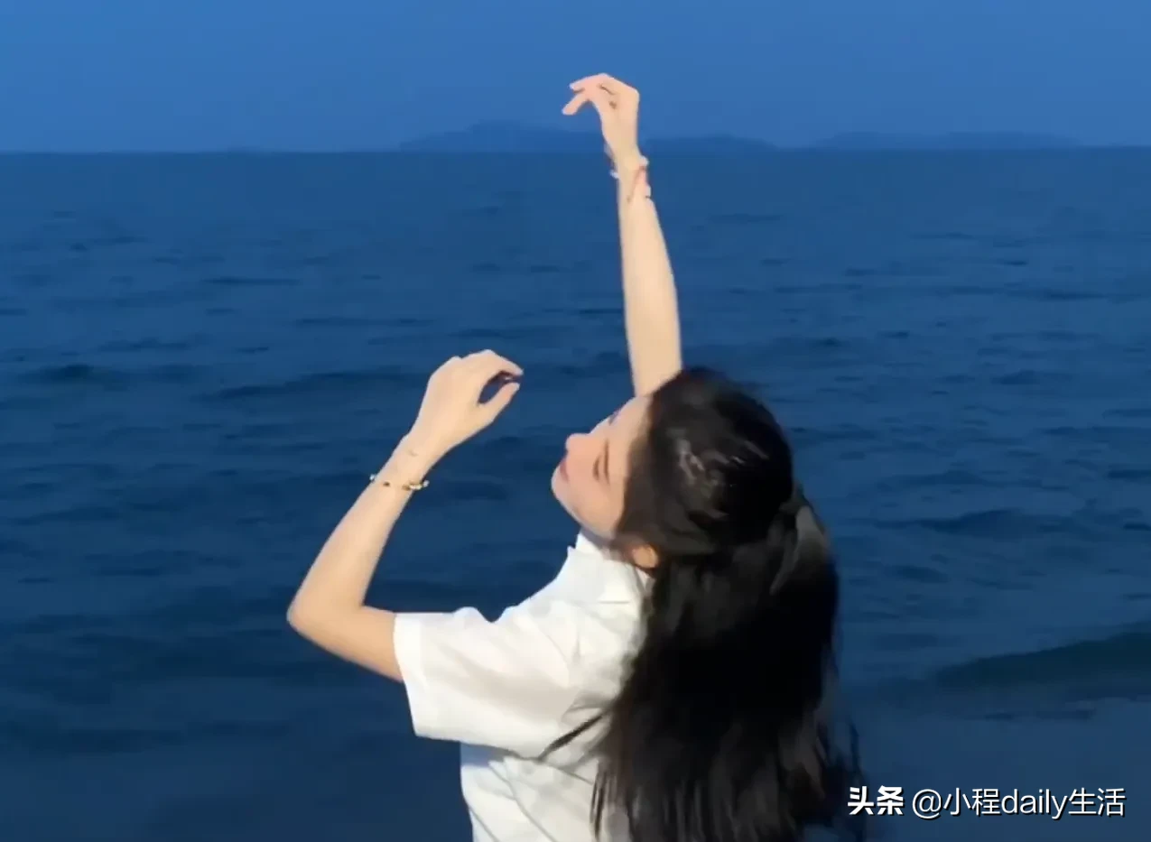 都说鞠婧祎肩窄穿衣需垫肩，特意穿无袖上衣，