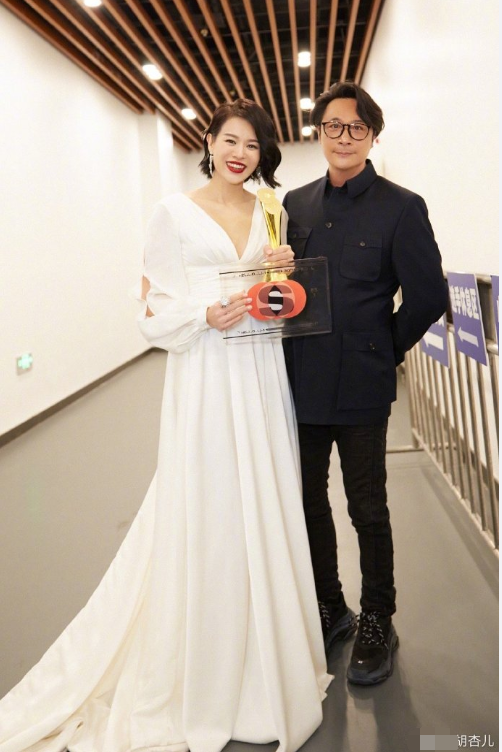 胡杏兒探班胡定欣馬國明，手撫超大孕肚母愛爆棚，孕晚期狀態超佳