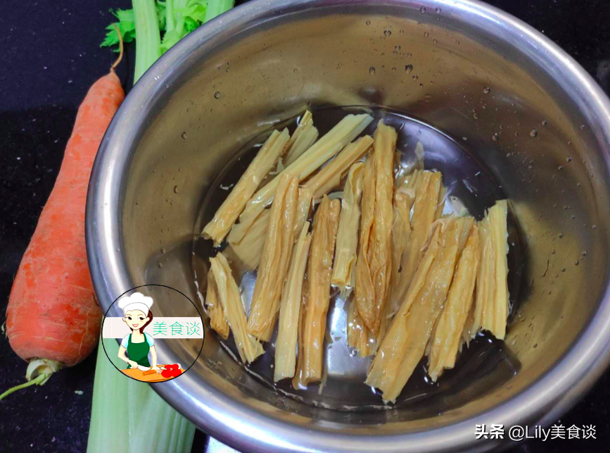 这三样素菜是绝配，一香一鲜一脆，简单一炒特美味，不放肉也很香