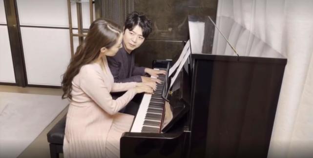 吉娜挺九個月孕肚彈琴，郎朗貼心拍照，夫妻倆為寶寶做胎教超甜蜜