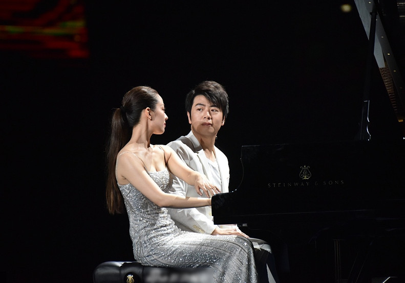 郎朗频繁录制综艺，引发网友热议，郎朗特意回